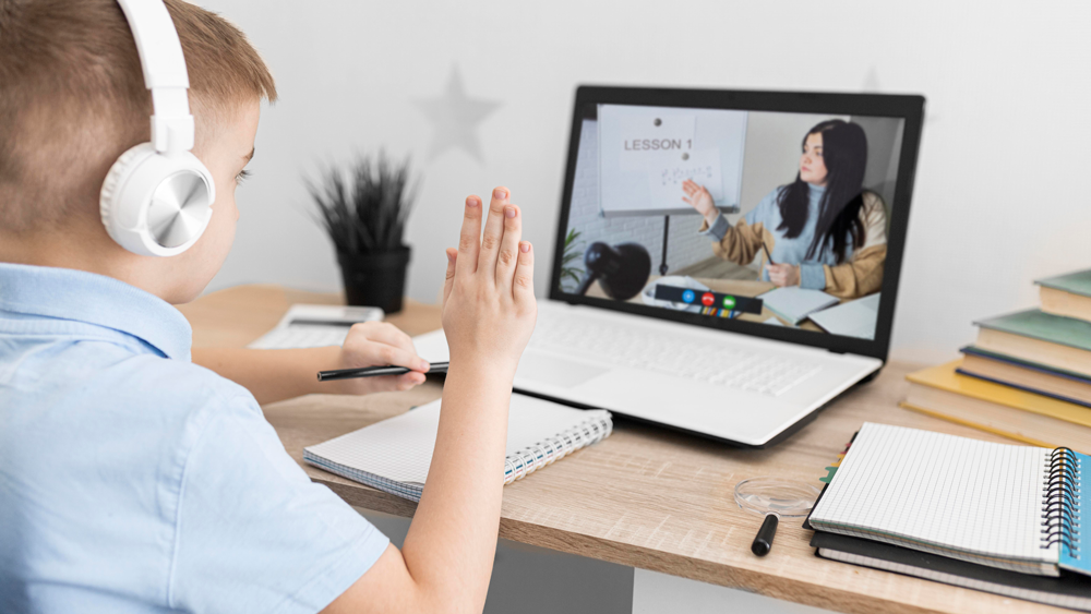 1close-up-kid-online-class